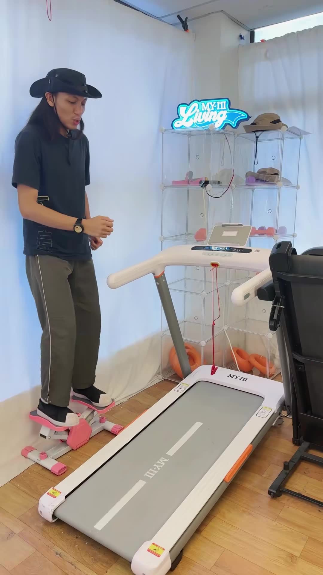 Panel digital mudah guna, laras kelajuan & cerun sekali sentuh #WalkingPad #WalkingPadMalaysia #treadmill #treadmillrumah #treadmilllipat #treadmillkecil #alatfitnessrumah #tidakambilruang #walkingpad #mesinlari #senamanrumah #alatfitness #alatola...