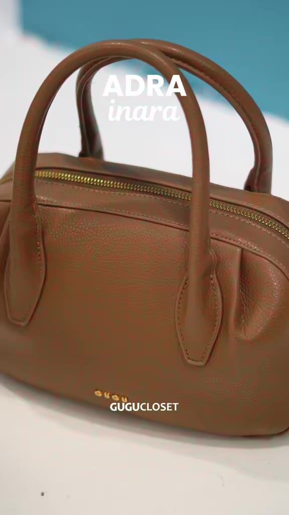 Memperkenalkan ADRA, peneman setia baru untuk rutin harian anda. ✨Walaupun nampak compact, beg top handle ni sebenarnya sangat praktikal dengan zipped main compartment yang luas. Nak gaya feminin? Guna top handle. Nak gaya santai? Pasang saja tali...
