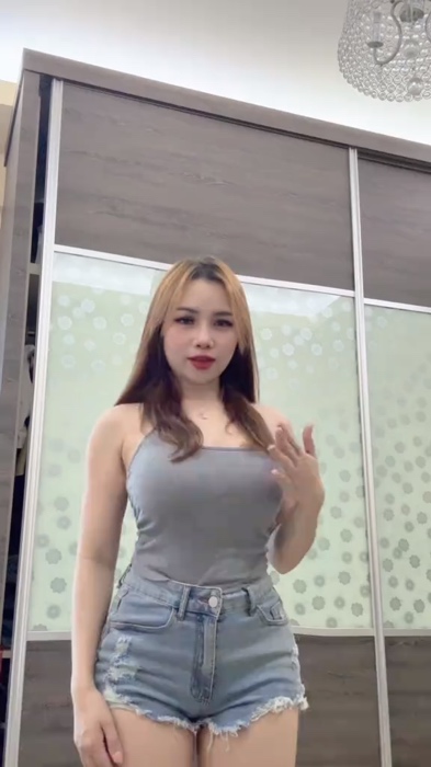 Retro Niche Design Frayed High Waist Denim Shorts Women Loose Slimmer Look a-Line Straight Wide-Leg Shorts#fyp #viral #shoppeafflite #shopee