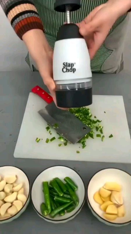 Ada benda ni mata tak menangis dah cincang bawang👆🏻#kitchenchopper #chopper #kitchen #dapur #slicer #foodchopper #cutterslice
